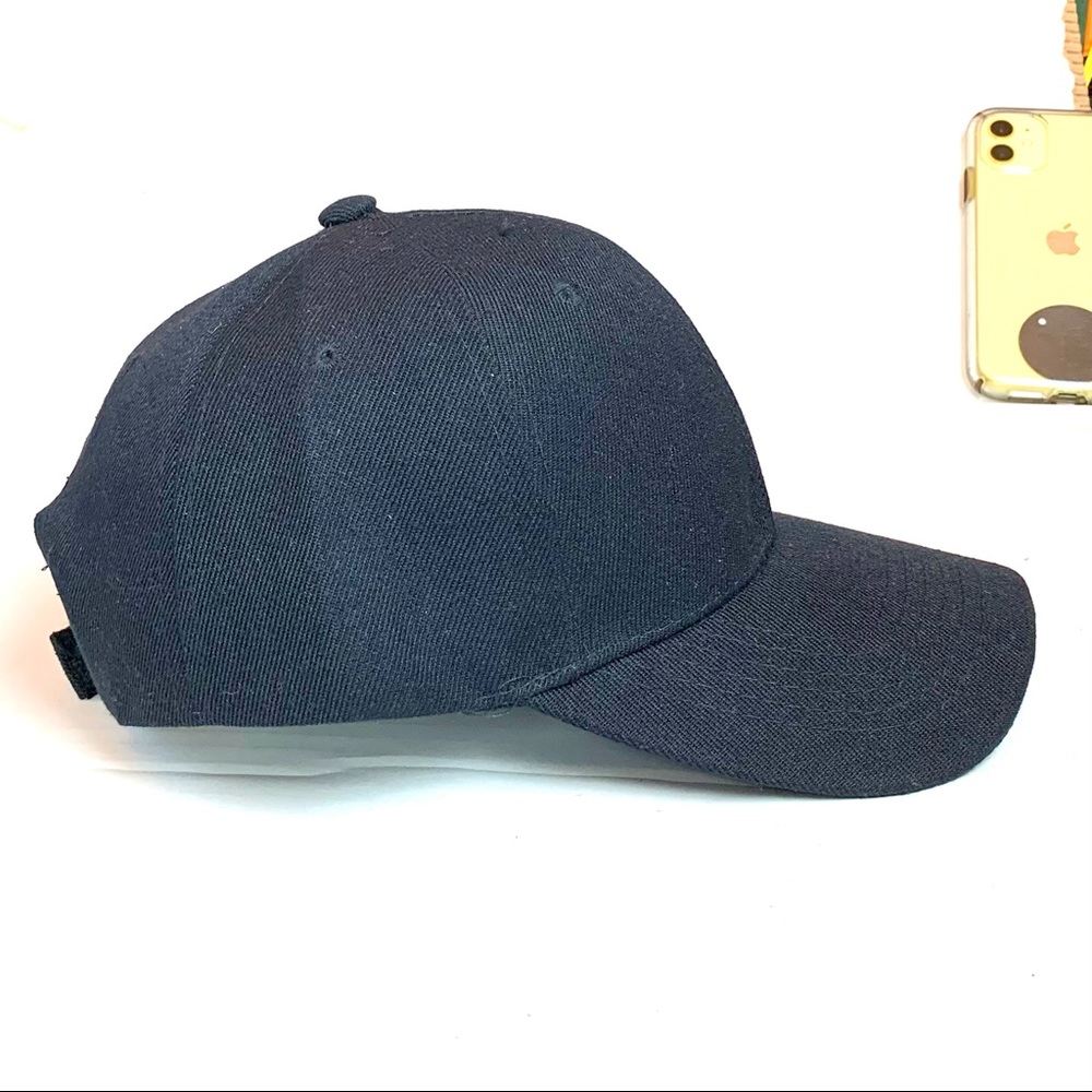 Black adult unisex baseball cap.